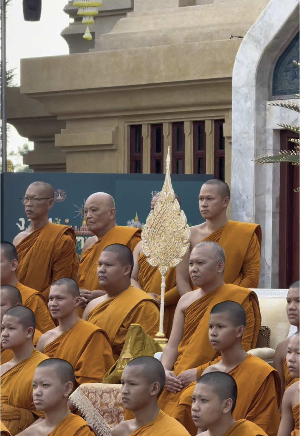 ภิกษุ สามเณร วัดตะโก ร่วมบันทึกภาพ ที่ระลึก ในพิธีสมโภช พระมหาธาตุเจดีย์ฯ #วัดตะโก #สมโภช #พระวชิรภาวนาภิรัต