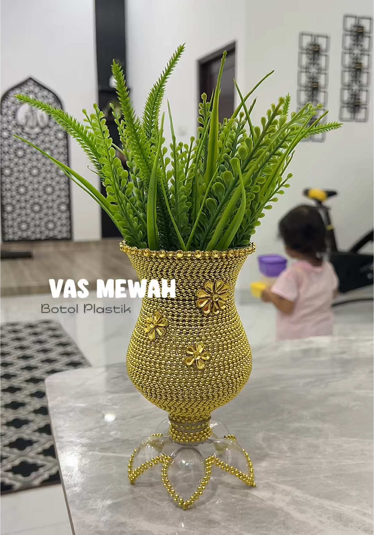 Kl ngerasa kurang jelas tutorialnya bisa ke aplikasi merah ya guys 😘 #vasbunga #botolbekas #vasbotolbekas #flowervase #daurulang #prakarya #idekreatif #plasticbottleflowervase #listatsurayya 