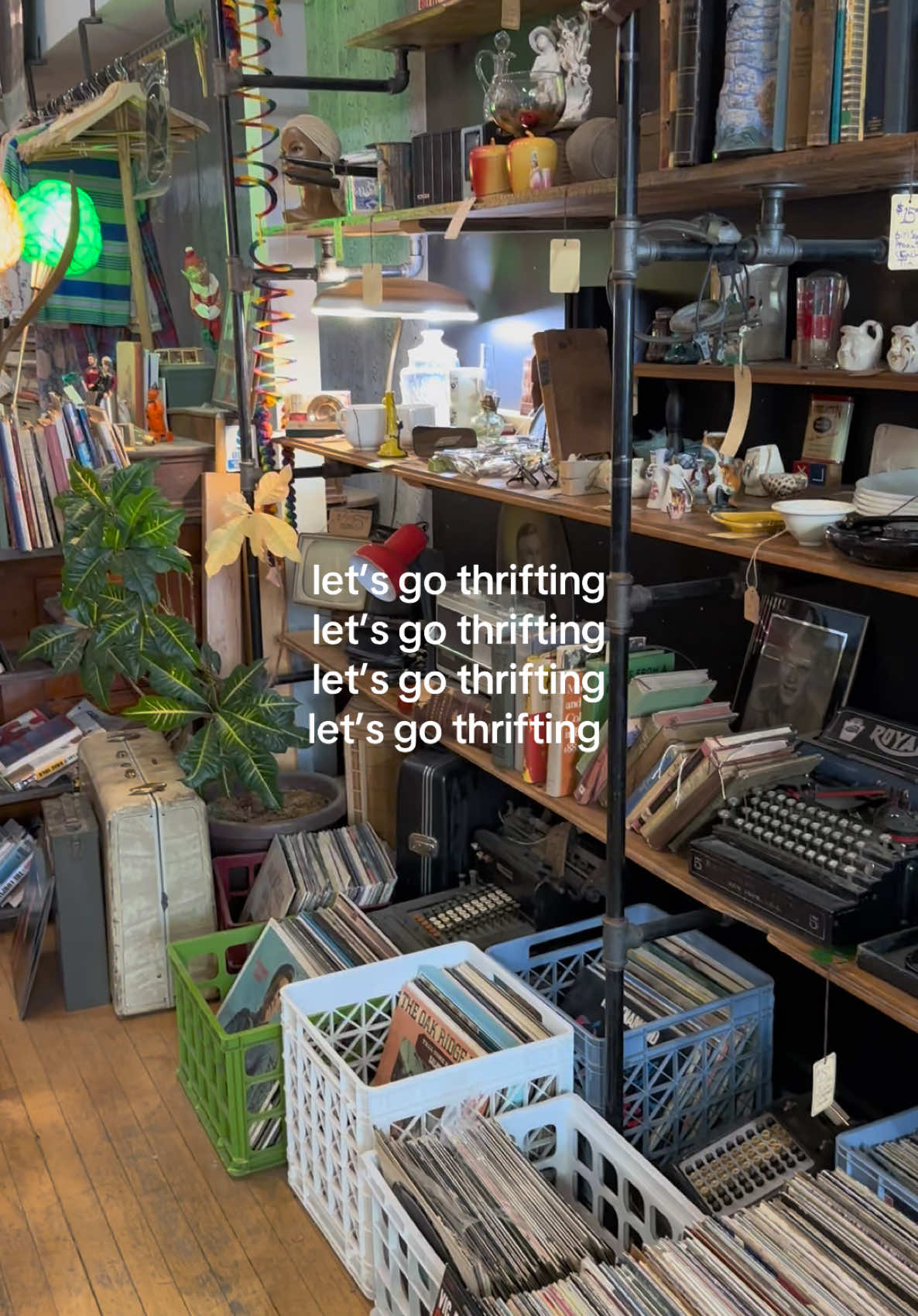 #letsgothrifting #thrifttok #vintage #itsthrifted #thriftedclothes #thriftedfurniture 