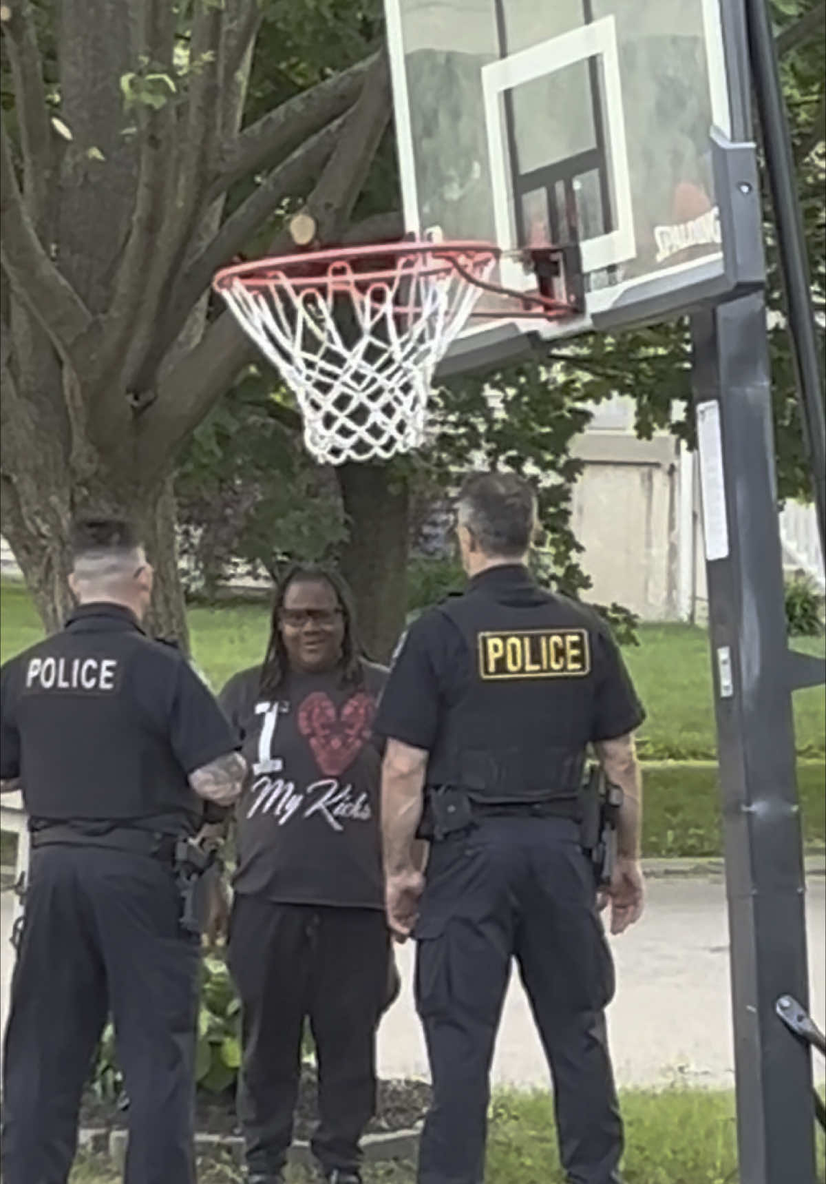 I can’t make this shit up. Just another weekend 🤡 #weekend #police #crazylady #publicdisturbance #I❤️mykids #fyp #makeitmakesense #chicago 
