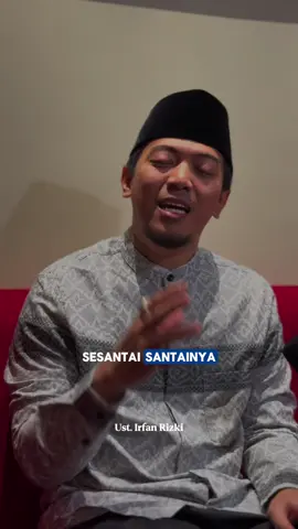 Sekalipun terlihat santai… Laki-laki sejati tetap memikirkan: Bagaimana anaknya bisa hidup tenang, Bagaimana istrinya bisa tersenyum nyaman, Bagaimana orangtuanya tetap dihormati dan dicukupi. Kadang mereka diam, Tapi pikirannya sibuk. Kadang tampak tenang, Padahal hatinya sedang berdoa keras agar keluarganya bahagia dunia dan akhirat. Jangan ukur cinta laki-laki dari banyaknya kata, Tapi dari diam yang penuh tanggung jawab. Dari lelah yang tak pernah dikeluhkan. Dari doa yang tak pernah diketahui. — HAJI & UMROH BERSAMA HAASTOUR – 2025 🌸 Umroh Sakinah (Hotel Bintang 4) – Start 33,5 Juta 🌟 Umroh Mawaddah (Hotel Bintang 5) – Start 49,5 Juta 🔑 Umroh Private / Corporate – By Request 📅 Estimasi Keberangkatan: • 31 Mei / Awal Juni (Haji Furoda – Estimasi) • 24 Juli – 1 Agustus • 31 Agustus • 24 Sept – 2 Oktober 🌟 HAJI FURODA 2025 Tanpa Antri – Visa Resmi – Start USD 29.500 📲 Info & Pendaftaran: 📌 Kak Tri: 0851-1710-7020 📌 Kak Atik: 0851-7998-7020 📌 Badal Haji & Umroh – Kak Annisa: 0851-7999-7020 ✨ Follow @haastour & @haasumroh untuk inspirasi harian dan info ibadahmu! #LakiLakiSejati #CintaTanpaKata #KeluargaAdalahPrioritas #Umroh2025 #HajiFuroda2025 #Haastour #UstadzIrfanRizkiHaas #UIR