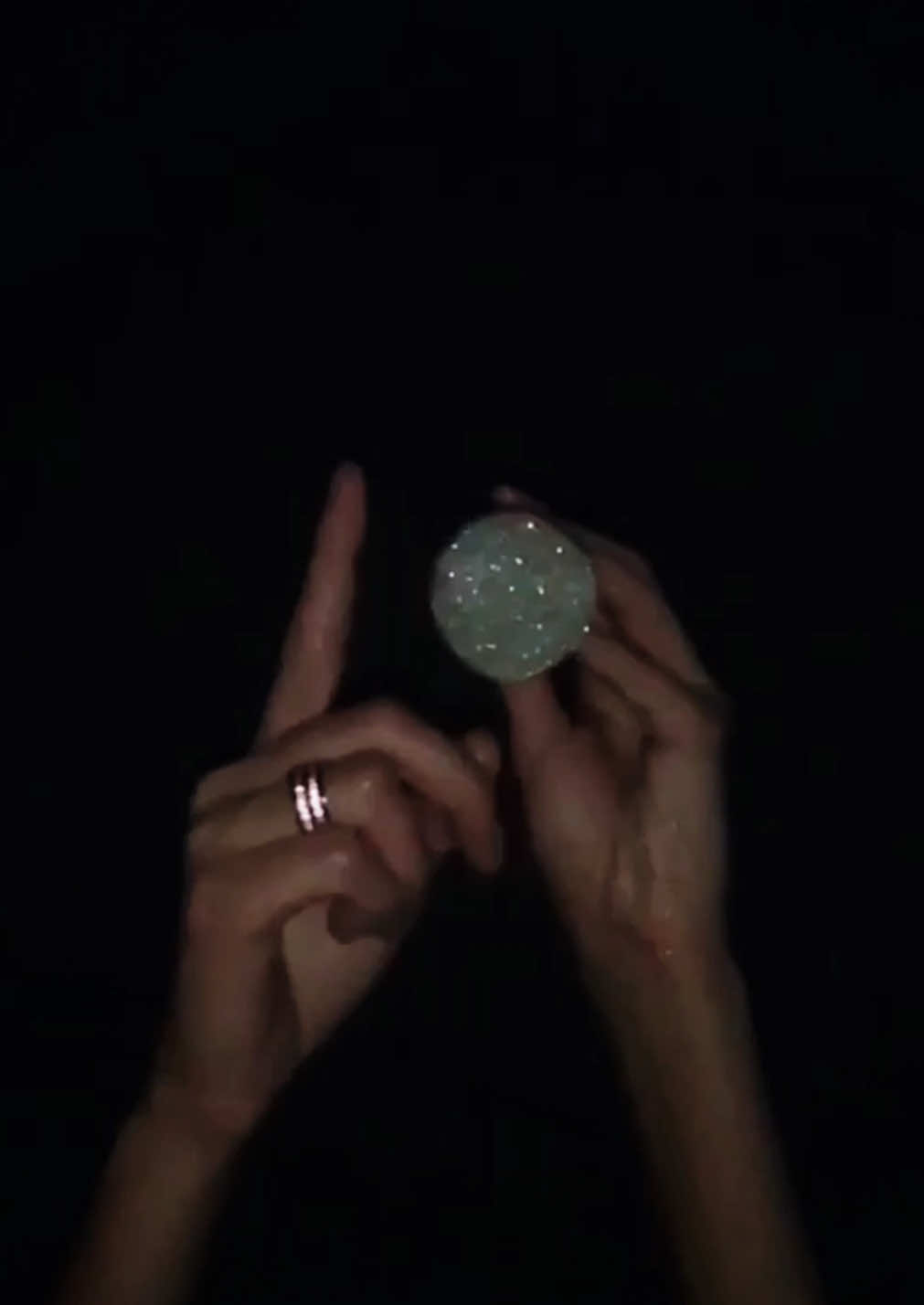 🤗🤗🤗ฉันยังจำฝังใจไม่ลืมเลย โอ้อกเอ๋ยเคยรัก รักมาร้างไปปวดใจนัก เหลือเพียงรักรำลึก วันเดือนปีเปลี่ยนไปใจยังนึก ฉันยังนึกถึงเธอ โอ ใจยังเพ้อหลงคอย… #เพลงเพราะ #เพื่อความบันเทิง #ขอบคุณtiktok #ขอบคุณทุกกําลังใจ❤️ขอบคุณทุกคอมเม้น🙏  @ย่าจัสติน  @ย่าจัสติน  @ย่าจัสติน  #CapCut 