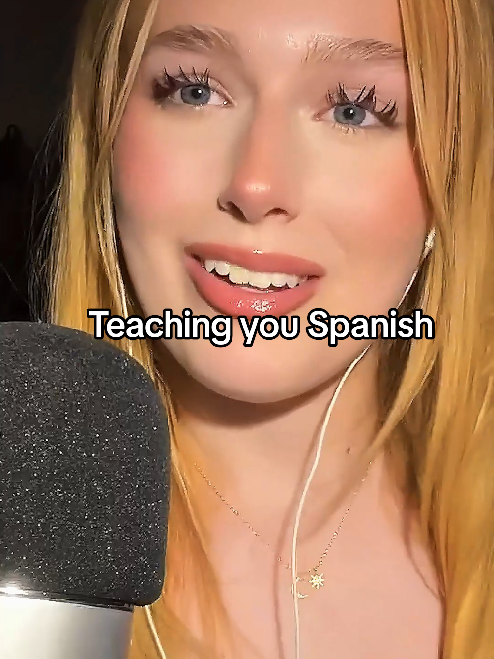 Teaching you Spanish trigger words ASMR (Synna ASMR) #fyp #asmr #asmrsounds #asmrvideo #LearnOnTikTok #spanishteacher #LanguageLearning #relax #mouthsounds #synnaasmr #foryoupage 