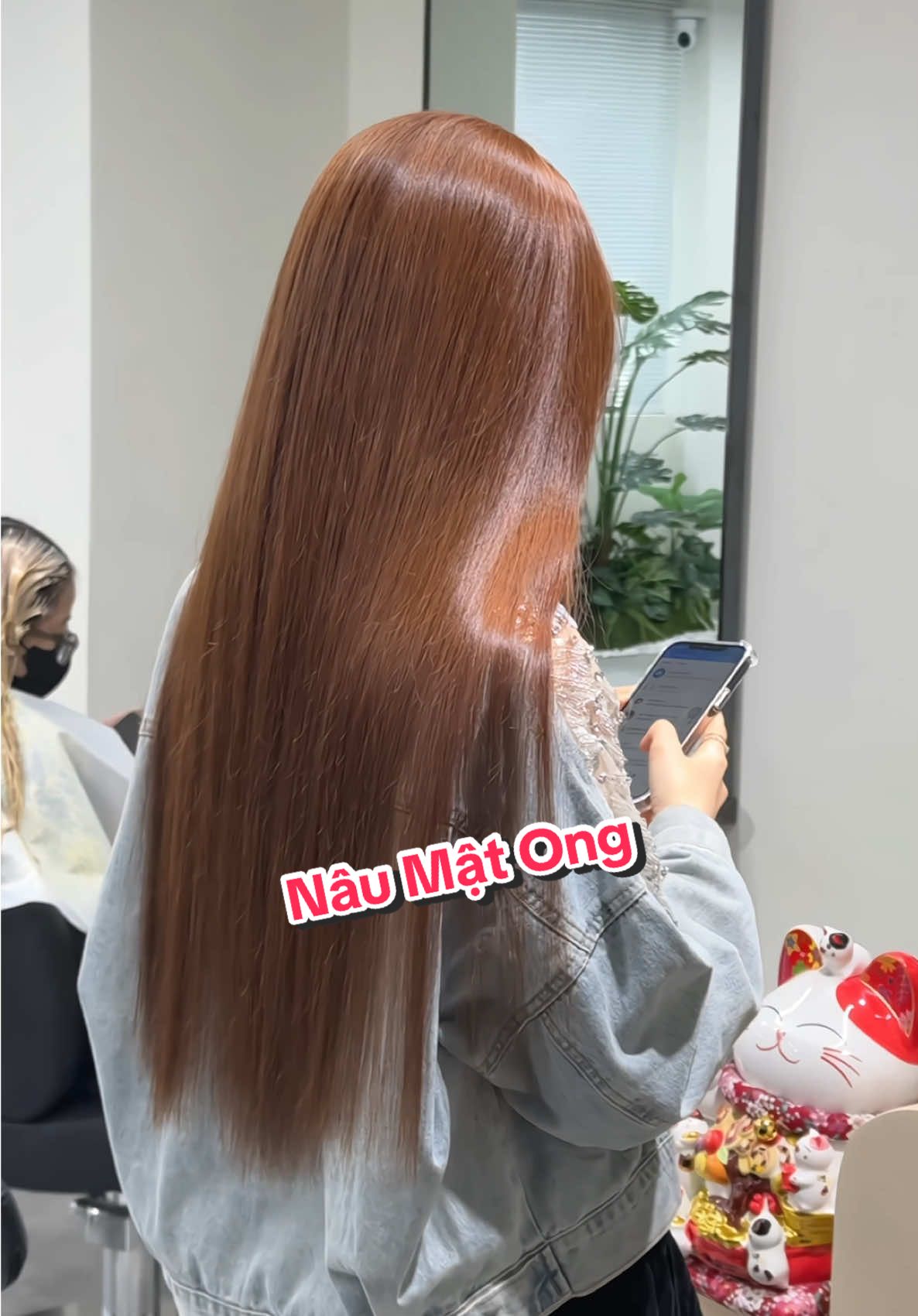 Màu tóc Nâu Mật Ong không tẩy không nâng tông được mấy bà lựa chọn hôm giờ đây ạ ! Ưu điểm của màu mày là thời gian chơi cực kì lâu rất phù hợp với mấy bà da trắng luôn nha! Nàng nào vẫn phân vân chưa biết chọn màu gì thì inbox 1USD tư vấn miễn phí cho nhen !Đừng quên 1USD đang ưu đãi từ 10%-25% cho khách hàng đặt lịch hẹn trước nhen!#TikTokAwardsVN2023 #SportsOnTikTok #tocdep #hairstyle #phunu #lamdep #mauthoitrang #1usdhairstudio #maumocha #mautrasua #maucherry #maunaugac 