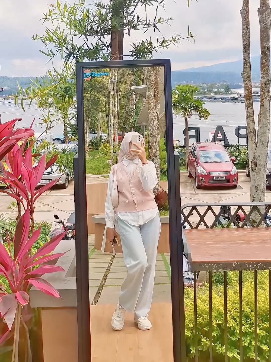 fit check pinky vest💗🎀🫶🏻 #outfitinspo #outfit #outfitideas #OOTD #kemeja #masukberandafyp #foryoupage #fyp #atasanwanita #vestrajut 