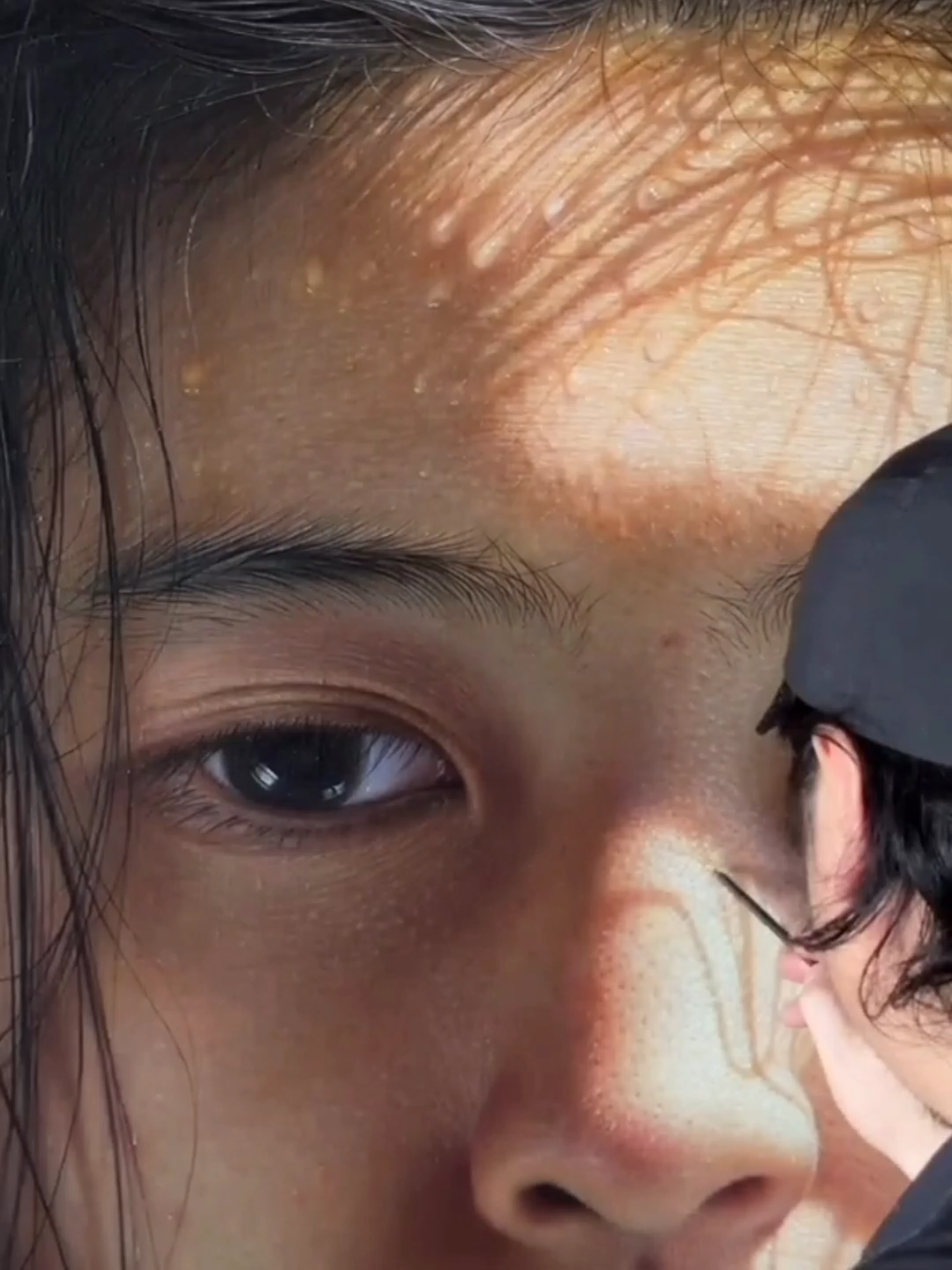 Massive walls become masterpieces in the hands of this pinker, blending hyper-realistic portraits & still life into one breathtaking canvas. Every mural is a fusion of soul & detail, painted on an epic scale. Artist GXin_Yi_ (Döuyin)  #hyperrealism #hyperrealistic #realisticart #realisticpainting 