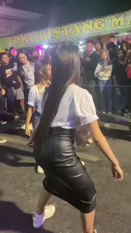 TRIO GENK, LAGI ASIK BEROT,🔥🌹#pemburuhoreg #horegmania #horeg #soundsystemjawatimur #horegjawatimur #horegmania_official #dancercantik #dancerkarnaval #soundkontenvirall #horegmalang @DANCERcantik @DANCER KARNAVAL @DANCER KARNAVAL @DANCER 𝗔𝗟𝗢𝗗𝗜 𝗦𝗧𝗔𝗥 @ᴇʀᴛᴇʀᴜᴡᴇᴛ ᴏꜰꜰɪᴄɪᴀʟ @dancer_alodistar @dancerhoreg2 @dancerkarnaval @dancer_ladies_queen @sound.dancer.official @pecinta.dancer.official @_sound.horeg.malang_ 🌹