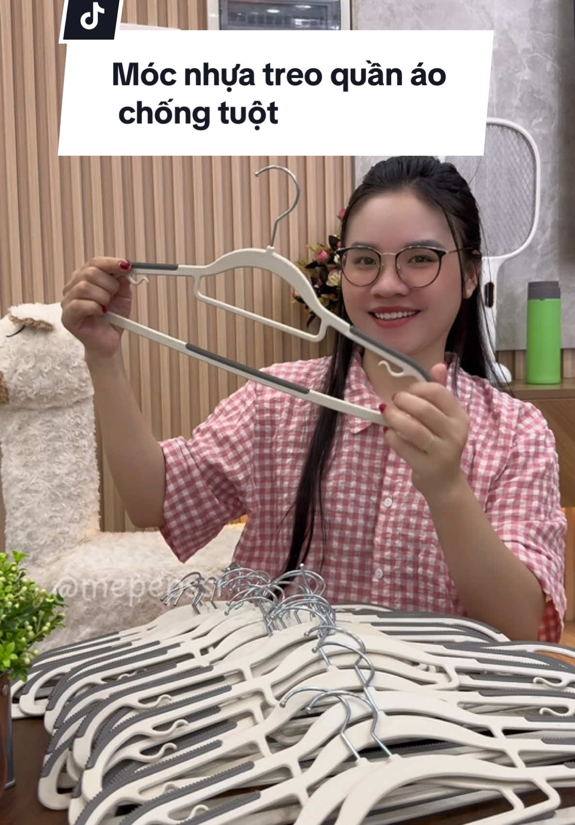 Đừng dùng móc sắt truyền thống nữa mà mọi người thử chuyển qua móc nhựa này đi. Nhẹ mà bền lắm luôn #mepepssi #moctreoquanao #moctreochongtruot #mocnhuatreoquanao 