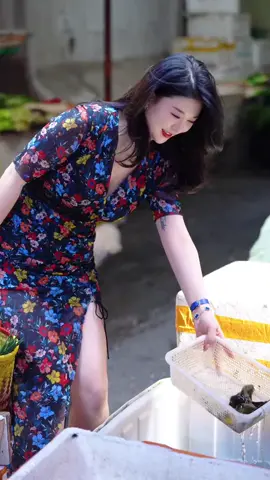 她说给粉丝们做个油焖小龙虾吃#街拍花絮#连衣裙穿搭 #显身材
