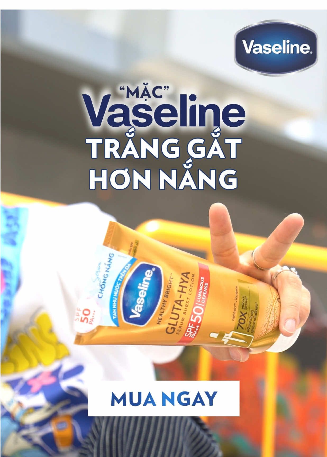 Lướt phố chưa mà quên lên đồ đậm chất street style? Đã đi chơi là phải chất – da xinh, style gắt, không ngán nắng! MẶC VASELINE Gluta-Hya SPF, chống nắng out trình:  💦Chất kem tan như nước trên da ☀️Chống nắng cực đỉnh đến 98% tia UV ✨Dưỡng trắng cực chiến nhờ dưỡng chất Gluta-Glow #Vaseline #TrangGatHonNang #MacStreetMacVaseline #spf50 #StreetStyle #glutaglow