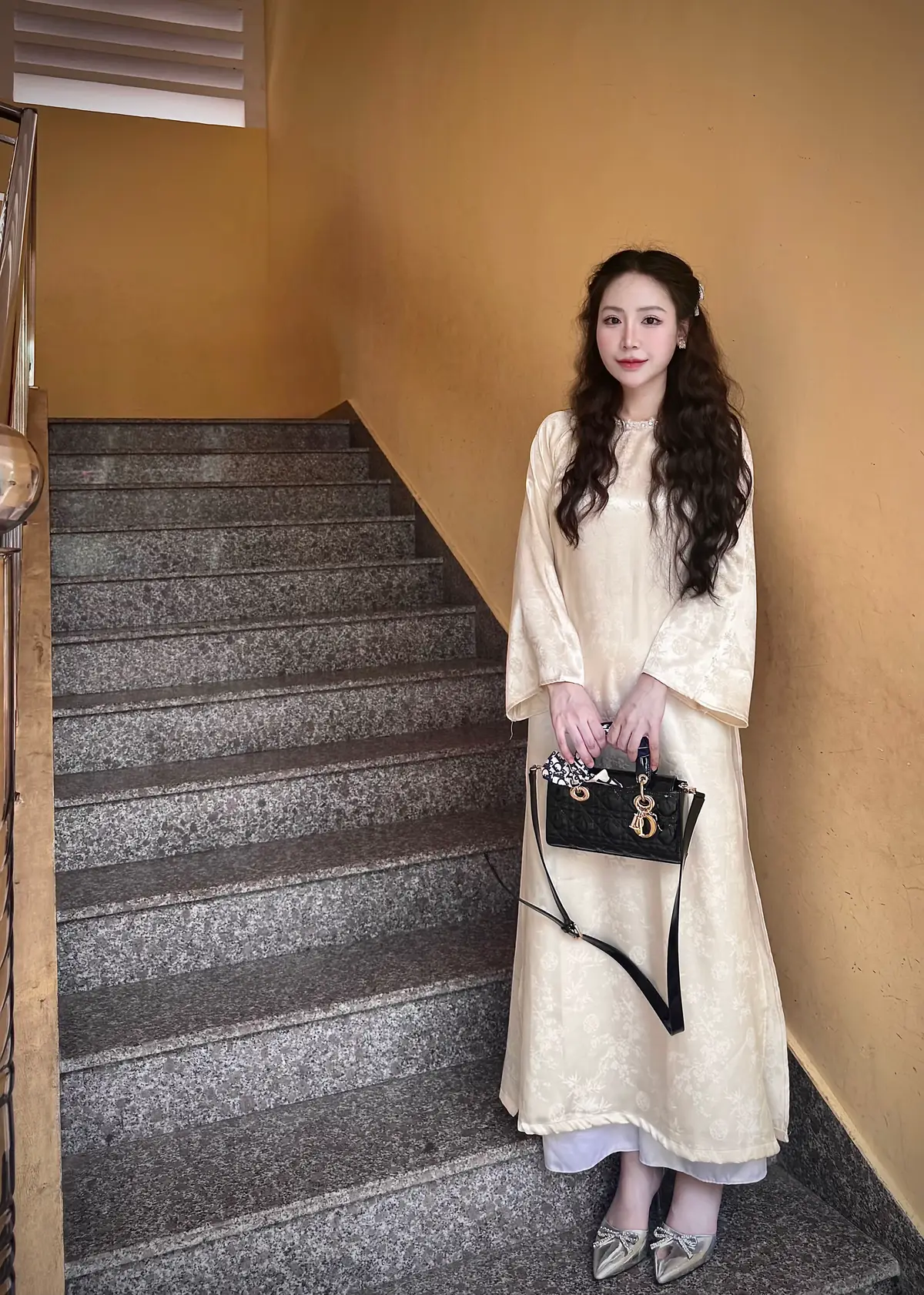 Ra trường hơn chục năm rồi mà vẫn mơ đi thi đi học không làm được bài Hồi nhỏ cứ mong lớn thật nhanh để khỏi học hành, khỏi bị la, được làm những điều mình thích. Nhưng lớn rồi mới thấy… học bài còn dễ hơn “học đời”. Đi thi không làm được bài còn có cơ hội thi lại. Nhưng đi đời mà vấp ngã, đâu phải lúc nào cũng có cơ hội làm lại từ đầu… Tuổi thơ đẹp như giấc mơ… Chỉ tiếc là ta đã tỉnh giấc rồi. #memories #remember #trending  #xuhuong 