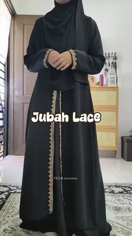 Raya Aidilfitri hari tu nak beli tapi sold out semua colour. Kali ni sempat beli untuk Raya Aidiladha 🥰. Serius cantikkkk gabungan material chiffon + comocrepe !!! Tinggi 160cm berat 58kg, Atie ambil size L sebab nak loose2 sikit.  #jubahlace #jubahhitam #jubahraya 