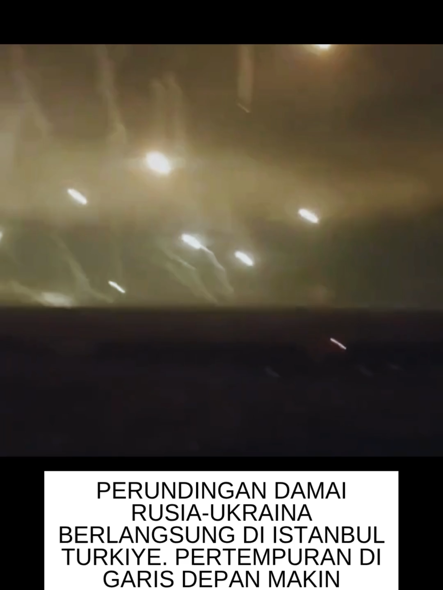 Perundingan antara delegasi Ukraina dan Rusia di Istanbul diperkirakan dimulai pada Jumat (16/05) pagi. Perundingan ini merupakan pertemuan langsung pertama antara kedua negara dalam tiga tahun terakhir. Presiden Ukraina Volodymyr Zelenskyy mengatakan bahwa ia tidak akan menghadiri pembicaraan tersebut sebagai protes terhadap mitranya, Presiden Rusia Vladimir Putin, yang menolak untuk berpartisipasi. Zelenskyy juga menyatakan bahwa keputusan Putin tersebut menunjukkan ketidakseriusannya dalam mengakhiri perang.#fyp #warzone #beranda #berandatiktok
