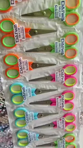 kunting kecil isi12 ginting cecil warna warni cek keranjang yang mau tau harganya #gunting #guntingkecil #guntingwarnawarni 