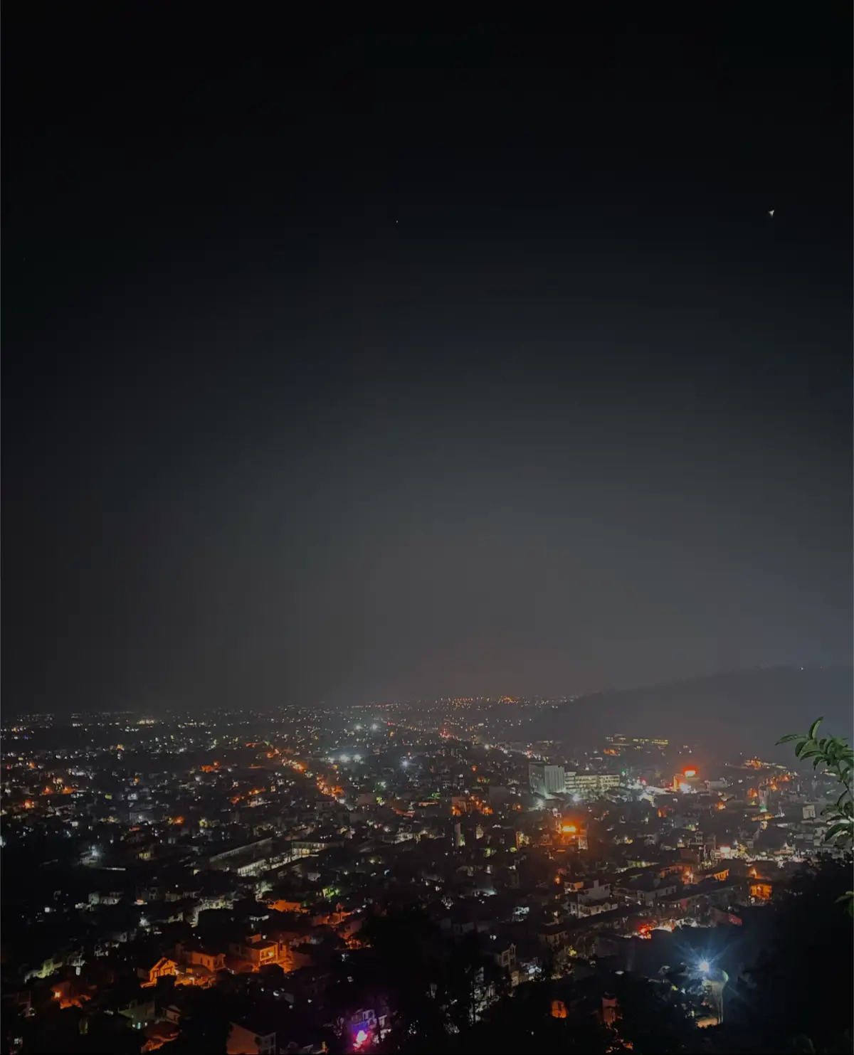 T leo từ chân núi lên là tầm 11km Có đường cho ô tô và xe máy lên Đứa nào thích đi bộ, leo núi, tập cho trekking thì leo, k thì đi xe lên cho khoẻ thân mà còn chụp ảnh Tối trên đấy có mấy hàng bán nước, tạp hoá, có cả mng đánh cầu, thể dục trên đấy… đèn đóm sáng trưng  Nên đi tầm 7,8h lên đến nơi để bên dưới nhà nhà bật đèn hết ảnh sẽ đẹp hơn nhé Bức này t đi vào mùa xuân =)))) còn hơi lạnh nên mặc áo khoác quàng khăn chứ mùa hè chắc đẹp hơn