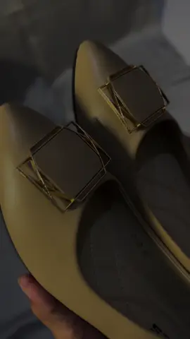 yakinnn gak mauuu punya sepatu kecee ini?? #flatshoes #sepatuwanita #sepatumurah #fyp 
