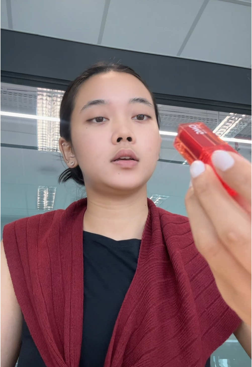 sekali-sekali nekat blind review liptint yg viral🤭🤍 #liptintviral #omgliptint #liptintomg #omgbeauty #plumpupglowup @OMG 