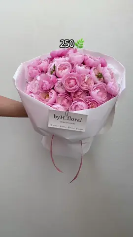 Cận cảnh bó hoa 50b 250k xinh xắn thơm ngát đây ạ Sốp nguyện sơ chế tuốt gai cả ngày vì cái sự xinh đẹp này ạ 🥰🥰 Riêng với hồng plume này các bạn đặt trước ít nhất 1 ngày để sốp ngâm và dưỡng cho hoa nở đẹp nhé ạ 🥹🥹 ——————————— byH.floral - Tiệm hoa tươi và quà tặng Online shop in Hanoi 📍Thanh Xuân ☎️ 0977998787 #byhfloral  #hoatuoihanoi 