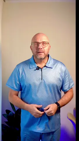 „Leiden kluge Menschen unter der Kommunikation der Dummen?“ Diese provokante Frage habe ich in einem aktuellen Video beantwortet – und dabei fünf der perfidesten Kommunikationsmethoden entlarvt, mit denen Debatten heute systematisch zerstört werden: • Taubenschach • Sealioning • Gishgalloping • Chewbacca-Verteidigung • Brandolini-Prinzip Was nach Internet-Slang klingt, ist in Wahrheit ein ernstes Problem für unsere Diskussionskultur – online und offline. Denn: Diese Methoden werden nicht nur von Trollen, sondern auch gezielt von politisch extremen Gruppen eingesetzt, um Meinung zu manipulieren und den Diskurs zu vergiften. In meinem Video erkläre ich, wie du diese Taktiken erkennst – und souverän damit umgehst. Kennst du solche Gesprächssituationen? Hast du eigene Erfahrungen mit „Taubenschach“ gemacht? Ich freue mich über deinen Kommentar. #rhetorik #kommunikation #foryou #debattieren #diskurskultur #socialmedia #michaelehlers #taubenschach #coaching #kritischesdenken #politik