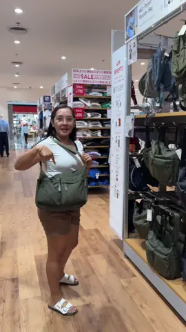 Puro magaganda ang bag nato 🥰 peru mas bet ko saakin kasi matte sya 🥰 #bag #nylonbag #crossbodybag #fyp 