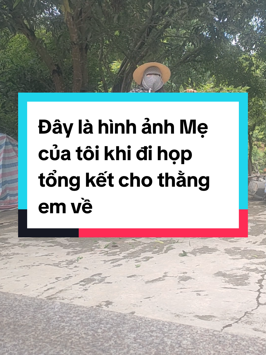 Đây là hình ảnh Mẹ của tôi sau khi đi họp tổng kết cho thằng em về