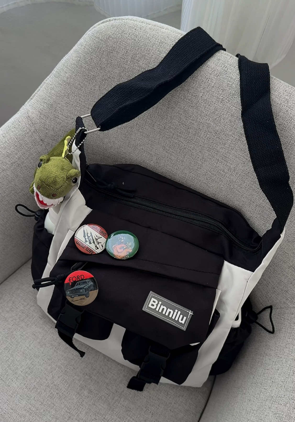 this bag comes with free brooches too! 🎱 💭 #slingbag #crossbodybag 