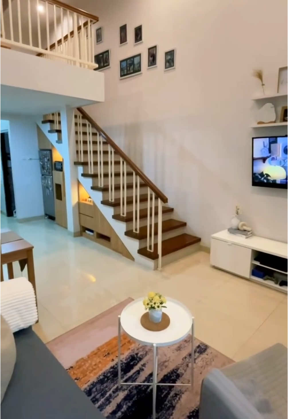 Rumah open plan, sekali buka pintu langsung terpampang nyata 🤭🤫 Menurut kalian gimana 🫶🏻 #singgahbertiga #homedesign #homedecoration #homeinterior #homestyling #homestyle #tinyhouse #rumahminimalismodern #mezzanine #homesweethome🏡 