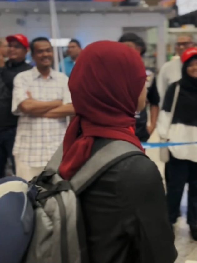ketika ayah mengantarkan anak perempuannya pergi merantau 🥀#fypシ゚ #ayah #sadstory #bismillahfyp #xzyabc #fypage #xyzabc #fypシ゚viral #fypdonggggggg 