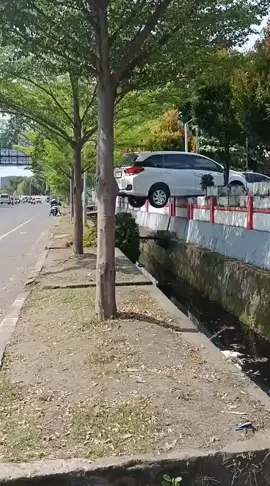 cara memarkir mobil yang paling tepat😂  #parkirmobil #fyp #areaparkirgrahatelkomselmakassar #foryou #fypシ゚ 