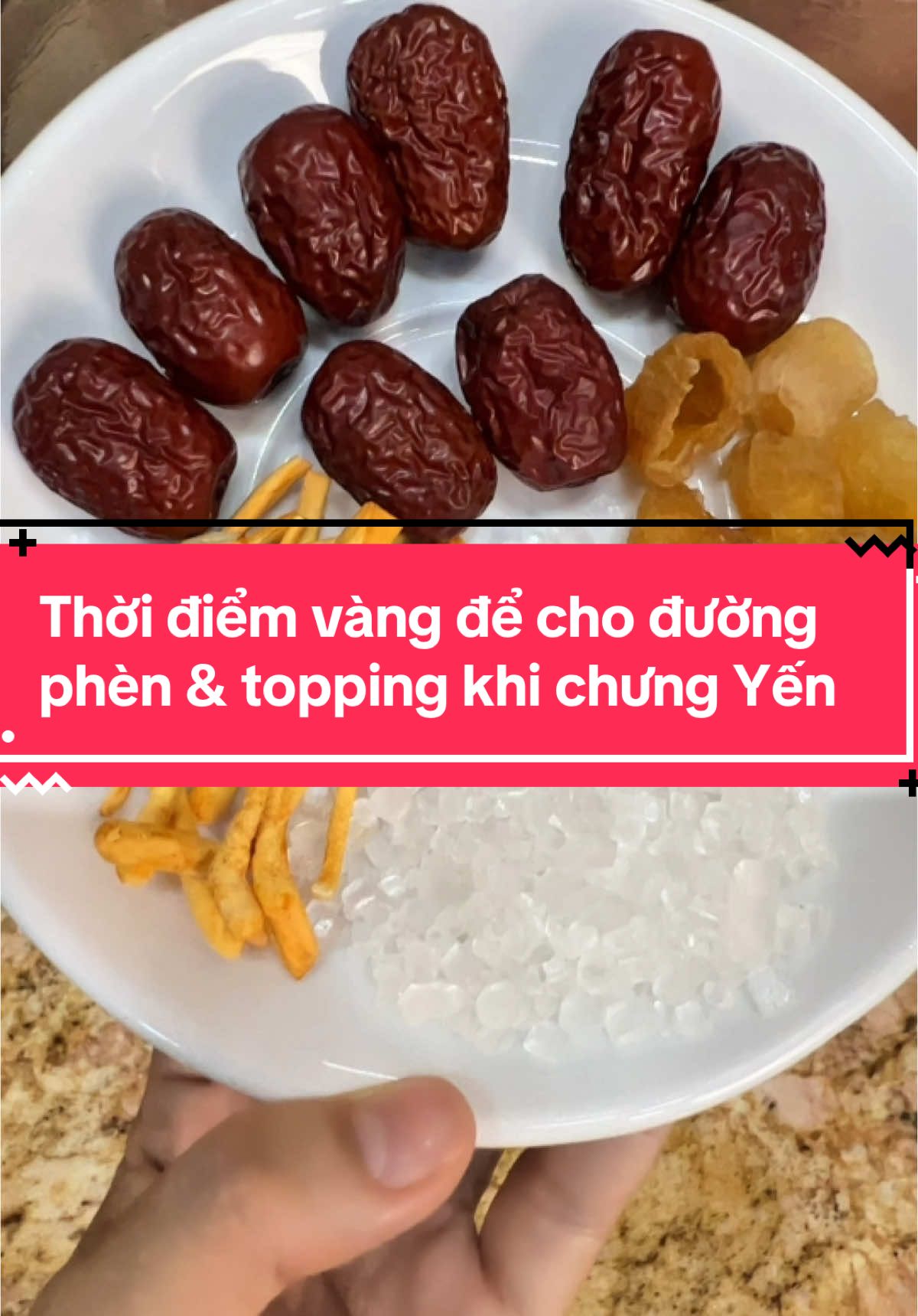 Nhiều người nghĩ chỉ cần bỏ hết nguyên liệu vô rồi chưng là xong – nhưng chưng Yến đúng cách thì thời điểm cho đường phèn và topping rất quan trọng. Nếu cho sai lúc, sợi yến dễ bị chai sượng, topping bị nhũn, mất mùi thơm ngon ! #cachchungyen #yenchungtuoi #vuonggiayen 