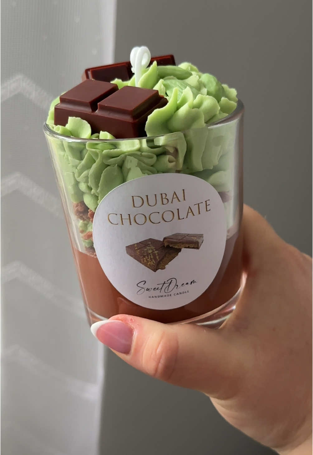 Dubai csoki desszert gyertya 🍫 Édes, krémes, ellenálhatatlan! 💚 #sweetdream #dubaichocolate #candle #candlemaking #candlebusiness #SmallBusiness #candlelover #soywax #natural #handmade #gyertya #kisvállalkozás #kézműves #egyedi #foru #fyp #nekedbelegyen #foryoubaszeretnemlatni 