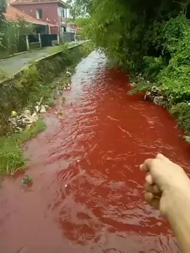 astaghfirullah, tiba2 air sungai berubah warna nya merah, semoga tidak ada pertanda buruk