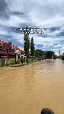 Cis dlu yang sekolah liburr🤣. #fypbang #sekolh #libur #banjir #tanjungselor #bulungan #kalimantanutara #lewatberandamuu #banjir2025 #smk #sma 