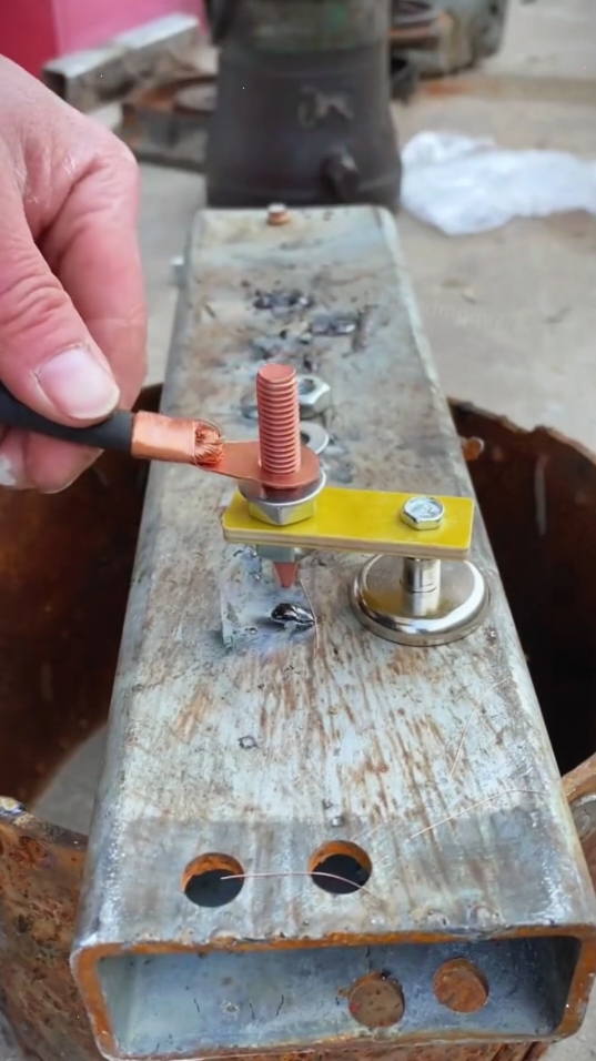 High intensity Welding Magnet Head Tail Welding Stability Strong Magnetic clamp#Welding high intensity magnetic lap iron # electric welding # high efficiency energy utility tool # hardware tool #fyp #foryou #tiktokshop #goodthing 