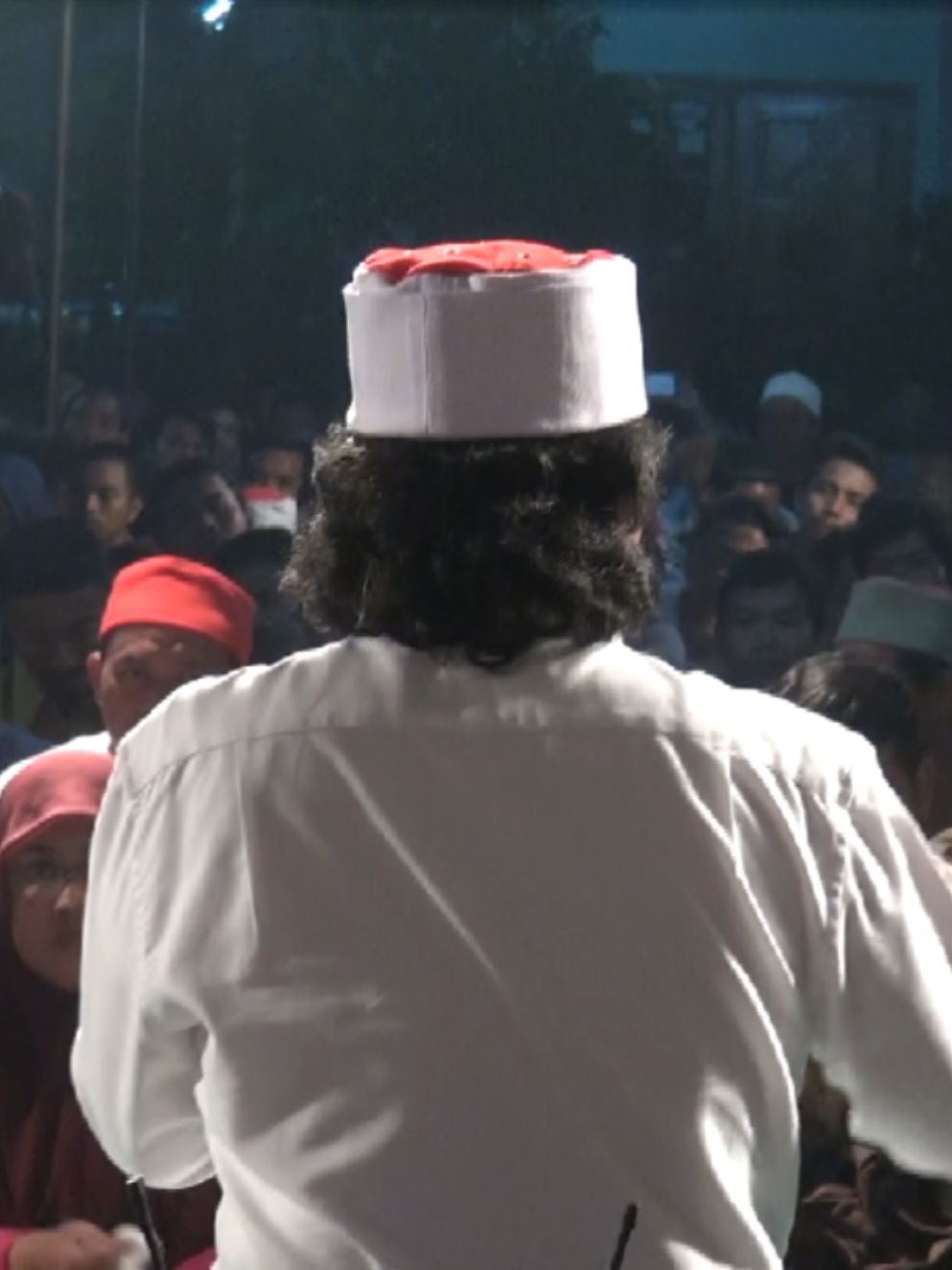 Dakwah yang utama bukan berupa kata-kata. Melainkan dari perilaku. Orang yang berbuat baik sudah berdakwah #EAN #CakNun #mbahnun #maiyah #maiyah #kiaikanjeng #maiyahnusantra  #maiyahan 