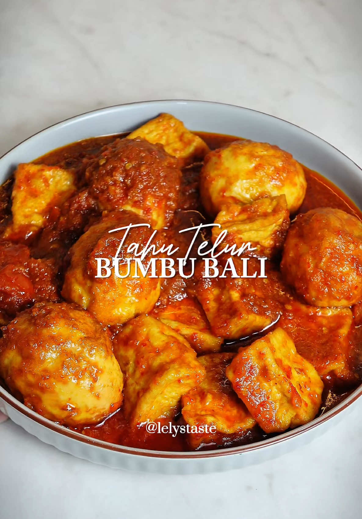 Resep telur yg paling sering aku bikin karena paling simpel tapi enak banget. Tahunya paling enak pake sejenis tahu pong biar bumbuny lebih meresep, jadi lebih juicy. Pokonya ngabisin nasi deh! Bahan : 6 butir telur 10 buah tahu 5 siung bawang merah 3 siung bawang putih 1 ruas jari jahe 1 ruas jari kencur 3 butir kemiri 5 cabe rawit 12 cabe kriting 1 cabe merah besar 1 buah tomat 1/2 sdt garam 1 sdt kaldu bubuk 1,5 sdm gula merah/palem 1,5 sdm kecap manis 150 ml air Minyak utk menggoreng #telurbumbubali #tahutelurbumbubali 