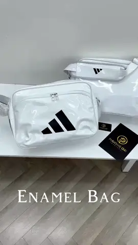 🎀 Túi Đeo Chéo Adidas Da Bóng – Màu Trắng Thiết kế sang xịn, chất liệu phủ bóng siêu đẹp ✨ ✔️ Kích thước 16 x 41 x 28 cm – đựng vừa laptop, sổ tay, bình nước ✔️ Dung tích 23L – mang đi học, đi làm hay du lịch đều tiện ✔️ Bề mặt bóng PU – dễ lau, chống nước nhẹ ✔️ Lót trong bằng vải tái chế – bền & thân thiện môi trường ♻️ ✔️ Quai đeo có đệm, chỉnh được – mang lâu không đau vai 💼 Vừa tiện, vừa sành điệu – phối outfit nào cũng “ăn điểm”! 🛍️ Có sẵn tại Phuong Ori #viralvideo #phuongori #viraltiktok #chinhhang #xuhuong #viral #trending #xh