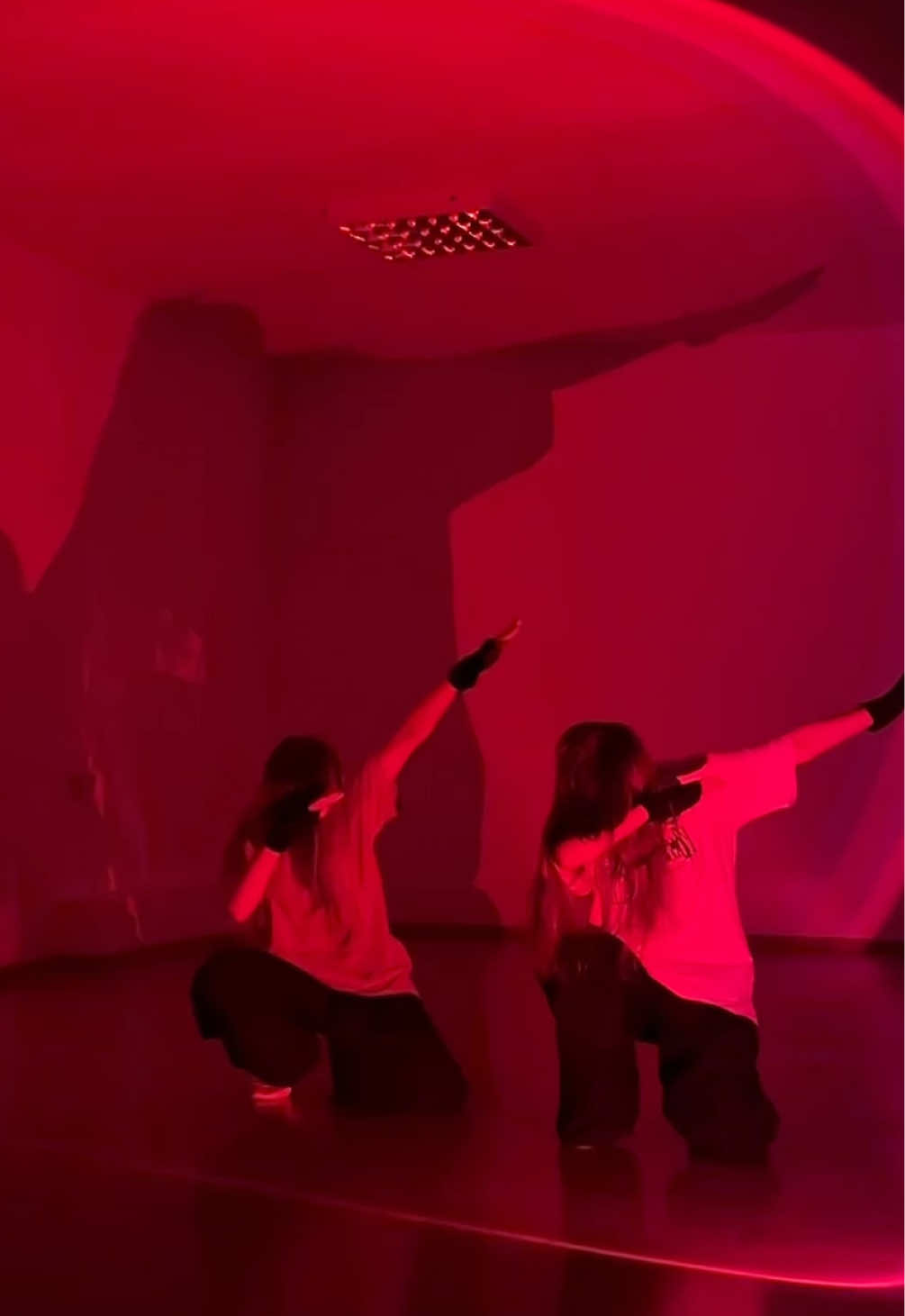 Everybody know this legendary battle? The greatest acts of Eurovision 2025: @Käärijä x @The Baby Lasagna Official Let’s do this trend!#VIVERandVIZZLOW #Eurovision2025 #eurovisionbattle #dancer #eurodab #trend #dancefyp 