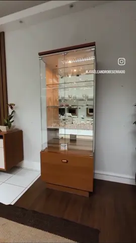 Cristaleira Adega Dominic B01 — Lyam Decor Design moderno, iluminação em LED, portas de vidro e adega para 6 garrafas. Elegância e funcionalidade para transformar seu ambiente. #decocristaleira Garanta a sua aqui.🍸🥂🍷 https://mercadolivre.com/sec/34iGA8A