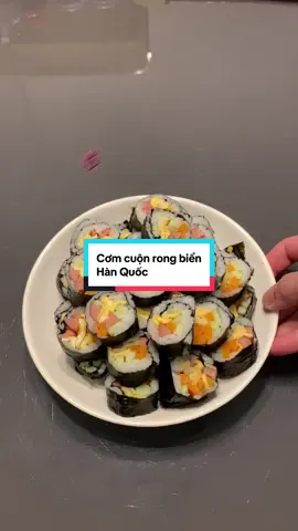 Làm cơm cuộn rong biển Hàn Quốc - Kimbap đơn giản tại nhà ạ #kimbap #comcuonrongbien #ancungtiktok #comnha #trending 