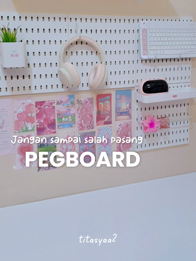 Disediain paku jg kalau mau lebih kuat, tp sejauh ini aku gapake paku pun masih nempel kuat kok 😁  #pegboard #dekorasidinding #desksetup #mejabelajar 