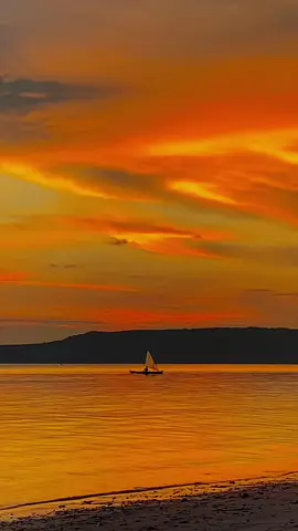 Kalau payung cuman satu jang paksa dua orang nanti satu babasa #tiktokimpact #fypage #butonpride🏝 #timurpride🔥 #sunsetvibes #sunset 