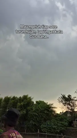 Dan hujan adalah salah satu rahmatNya, maka bedo'alah saat hujan turun, insyallah do'a kita akan dikabulkan. Tetap semangat para umkm yang sedang berjualan disaat hujan turun, teruslah berprasangka baik kepada Allah.  #hujan #escemil #cemilanviral #lewatberanda #fyp #cikarang #icecream #umkm #umkmindonesia #umkmbangkit 