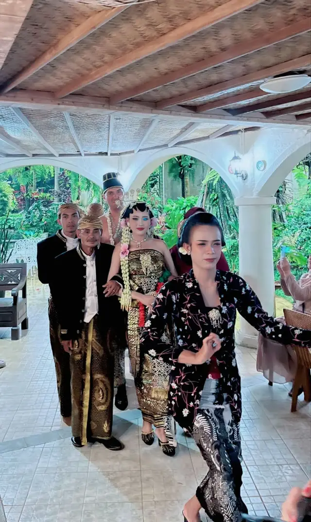 neks perlu belajar bahasa inggris juga deh ..biar bisa komunikasi kalau pengantinnya bule😅😅..y bingung y ngakak kalau jadi juru Sumbogo pengantin ny bule🤣 #bulenikah #adatjawa #solobasahan #pengantinadat #cucuklampah #berandaiktok #fypppp