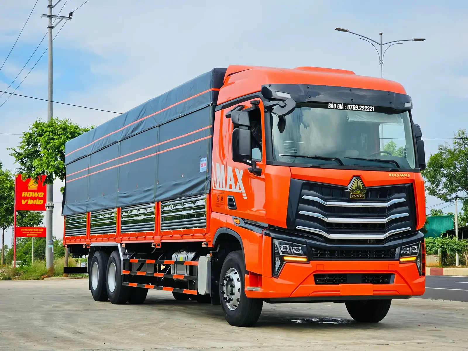 💥XE TẢI MAX 280 3 CHÂN  KHUNG MUI 9M9 CHIỀU CAO MỚI NHẤT 2025 🔊 Hỗ Trợ Trả Góp 90%  🔹 Mode: ZZ1257N60HKE1 🔹 Cabin MAX đầu cao 2 giường nằm, kính chỉnh điện, hệ thông đèn led hiện đại, Camera 360 . 🔹 Động cơ MC07.28-50, Công suất: 280 Hp. Chu kì bảo dưỡng lên đến 30.000Km. 🔹 Hệ thống phun nhiên liệu Bosch Đức. 🔹 Hộp số : HW11708STCL, 08 số tới 2 số lùi Số mới Momen Xoắn Cao  Trợ Lực Nhẹ êm. Hộp số vỏ nhôm . 🔹 Cầu Láp MAN MCJ11BGY tỷ số truyển 4.63 🔹 Chassis 1 lớp . Hệ thống treo trước 4 lá, sau 5 lá. 🔹 Lốp 12R22.5 lốp bố thép. 🔹 Tiêu chuẩn Khí Thải Euro 5. Hệ thống xử lý SCR 🔹 Tải trọng cho phép cực cao 🔹 Kích thước thùng: 9900x2360x2530 🔹 Sản phẩm nhập khẩu chính hãng bởi VIMID 🔹 Đối với động cơ Man MC07 được bảo hành 3 năm không giới ☎️ 0769.222221 ( Em Hùng ) 