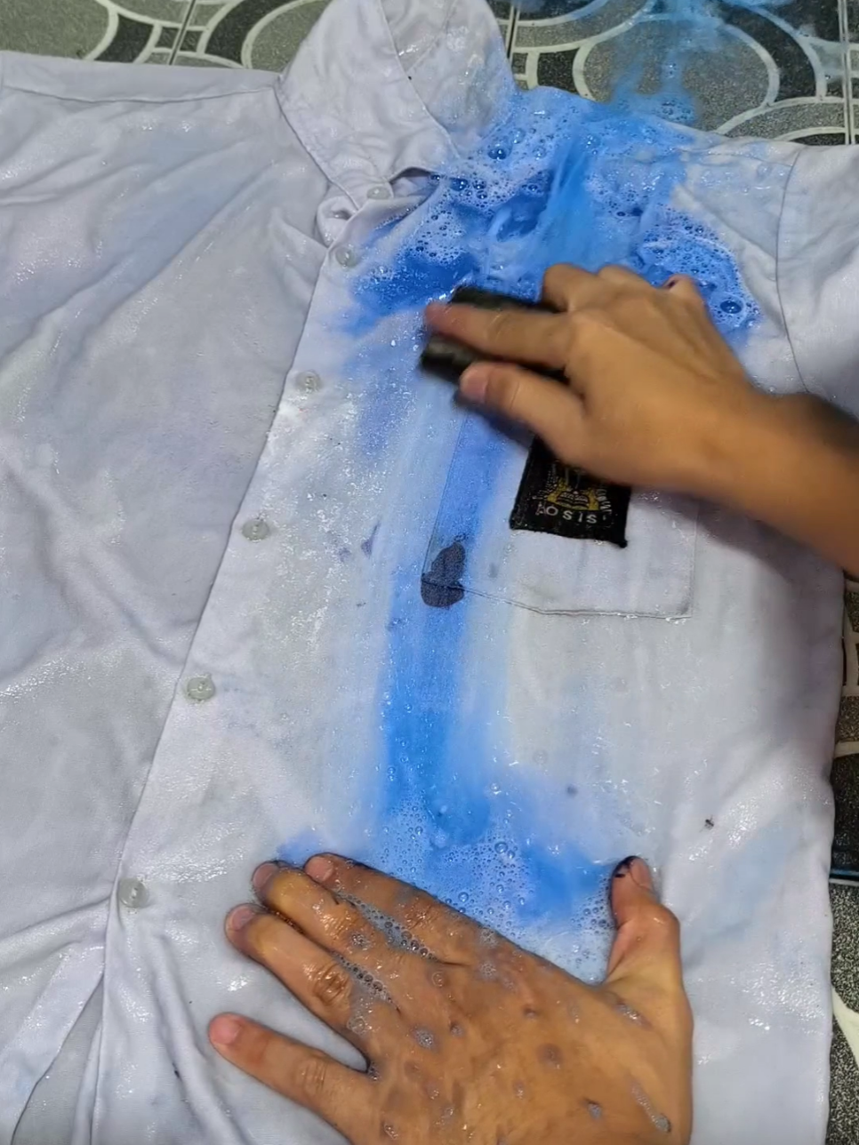 Seragam putih terkena noda tinta yang bocor #sabuncuci #sabunajaib #sabuncaptelepon 