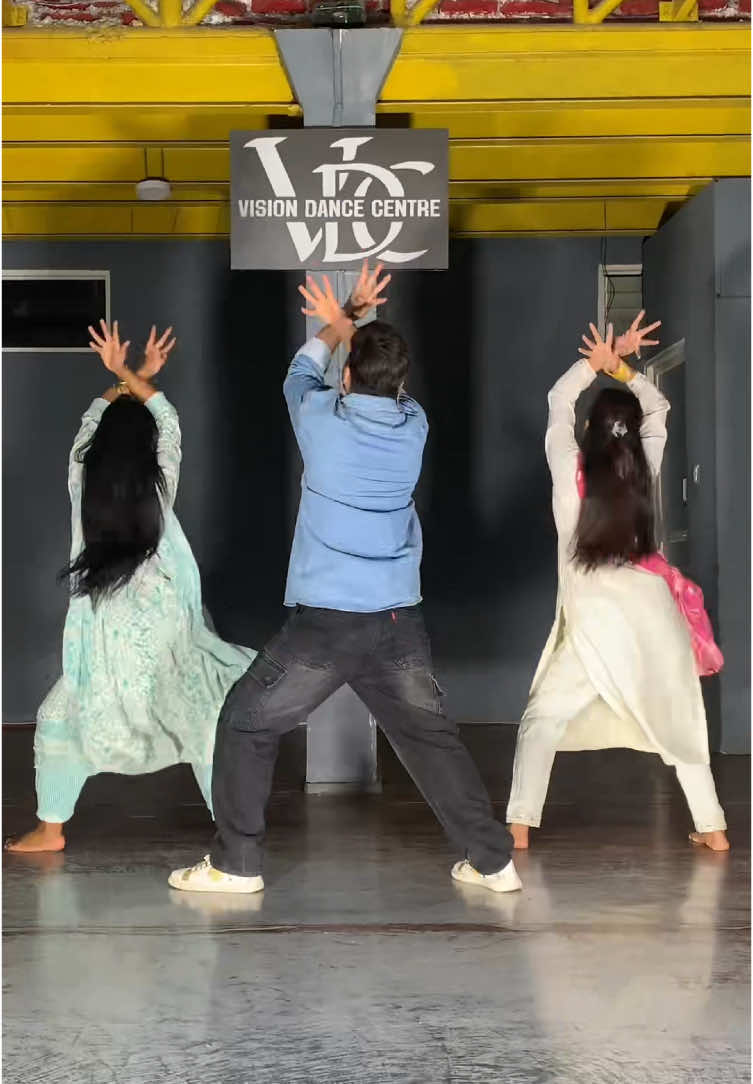 Chunari chunari DC:Me @Vision Dance Centre @MS.SuSii ⚡💗 @😈 AnGrY BirD 🦅 #visiondancecentre #foryou #fpy #trending #viralvideo #goviral #bollywoodsong #dancer #dancelover #tiktoknepal #keepsupporting 