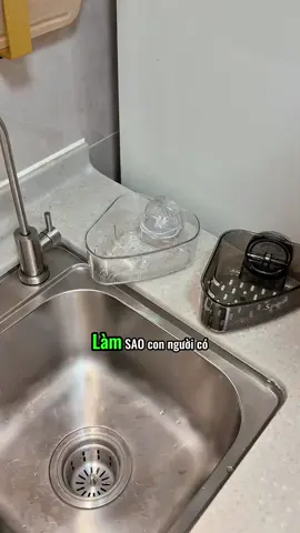 Kệ góc này rất tiện dụng vì nó không ảnh hưởng đến việc sử dụng bồn rửa và không chiếm không gian. Bạn có thể để tất cả các loại dụng cụ nhỏ vào đó!! #giadedobonruachen #tienich #thietthuc #giadungnhabep #creatorsearchinsights #jizonguyen 