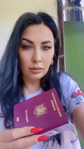 România ! 🇷🇴 Țara în care m-am născut și am crezut ca mă voi reîntoarce la bătrânețe .. din păcate a murit … 🥹🥹🥹Odihnă veșnică ! Toți cei care l-ați votat pe muci să-l mâncați de rahat !În special mamele cu copii . Vă meritați soarta …. 