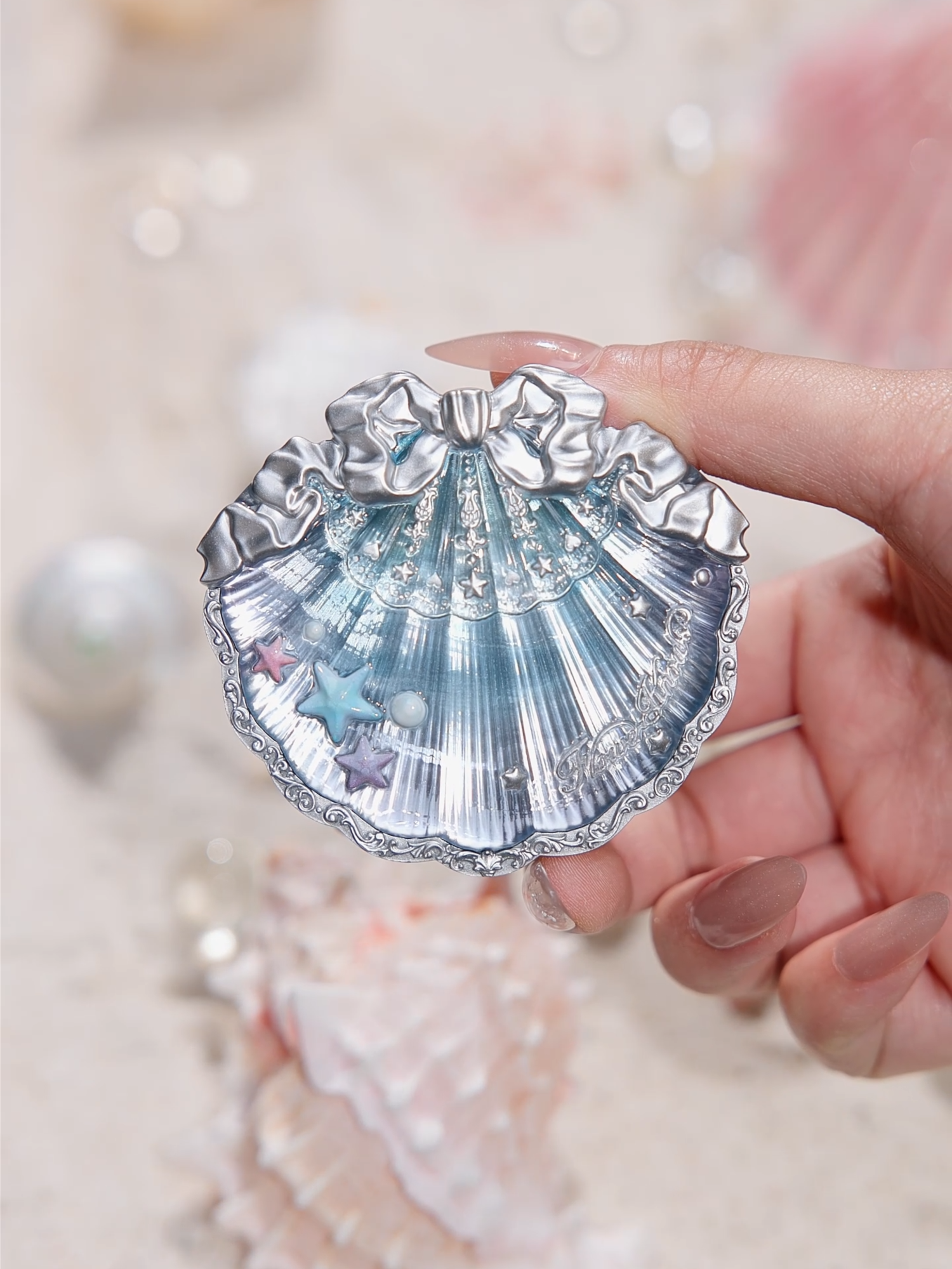 Blush that looks like a seashell and feels like a dream? Gifting goals. 💫🎁 #flowerknows#shellsjewel#shellsjewelcollection#makeup#blush#swatches#blushlover#beach#beauty#summervibes#oceancore#oceandreams#pearlcore#aesthetic#blueaesthetic